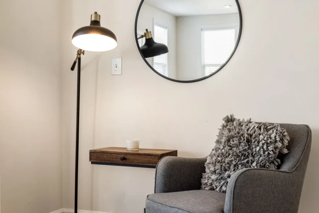 Un miroir face à la fenêtre éclaire-t-il vraiment une pièce ?